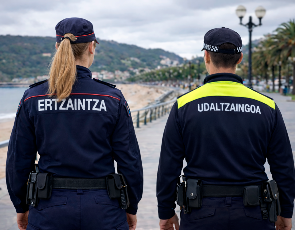 Descubre los requisitos para opositar a Ertzaintza y Policía Local en 2026: edad, titulación, euskera, pruebas y plazos. Guía completa y actualizada de Opebide.